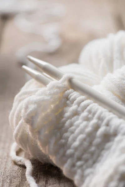Selective Focus Knitted Needles White Woolen Knitted Yarn — Stock Photo, Image