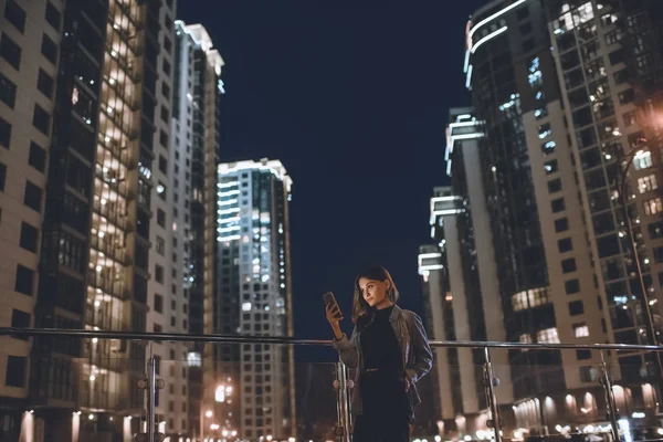 Jovem Mulher Usando Smartphone Rua Com Luzes Cidade Noite Fundo — Fotografia de Stock