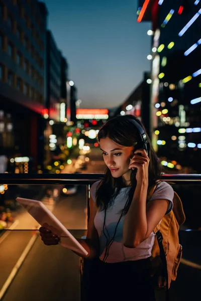 Portrét Ženy Sluchátka Pomocí Tabletu Ulici Světla Noční Město Pozadí — Stock fotografie