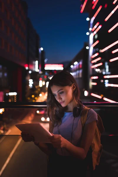 Retrato Jovem Com Fones Ouvido Usando Tablet Rua Com Luzes — Fotografia de Stock