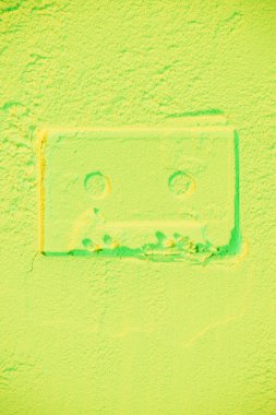 ışık yeşil neon arka plan üzerinde retro ses kaseti şeklinde