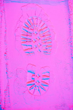 Ayakkabı izi üstten görünüm neon pembe renkli un üzerinde