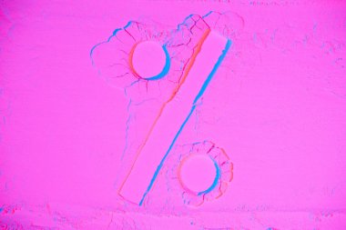 Satılık yüzde işareti üstten görünüm pembe neon un arka plan üzerinde