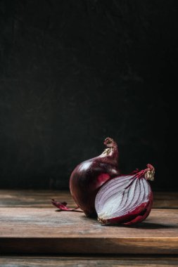 siyah izole kesme tahtası üzerinde olgunlaşmış kesik kırmızı soğan