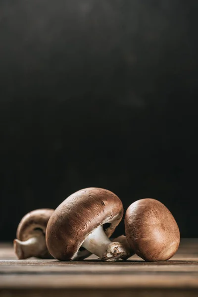 Funghi Portobello Maturi Tavolo Legno Isolato Nero — Foto Stock