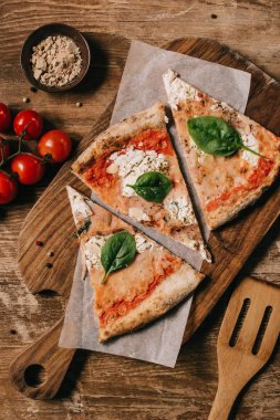 ahşap masa üzerinde kesme tahtası üzerinde kesme İtalyan Pizza üstten görünüm