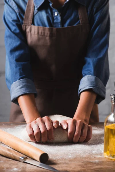 Delvis Skymd Utsikt Över Kvinnan Knåda Deg För Pizza — Stockfoto