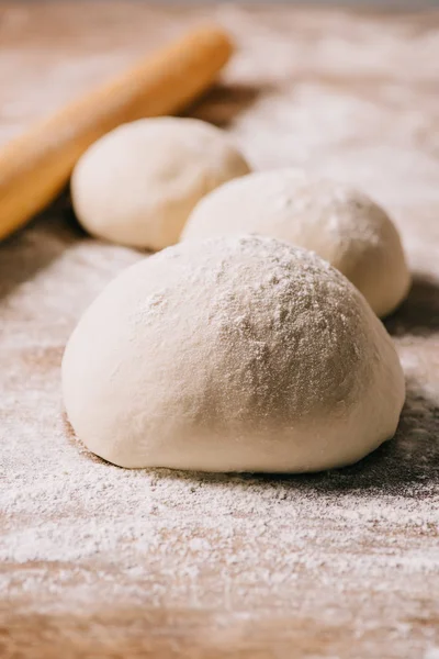 Selective Focus Raw Dough Pizza Rolling Pin Tabletop — Stock Photo, Image