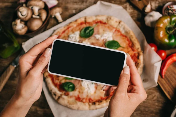 Tiro Cortado Blogueiro Comida Tirando Foto Pizza Cozida Papel Manteiga — Fotografia de Stock