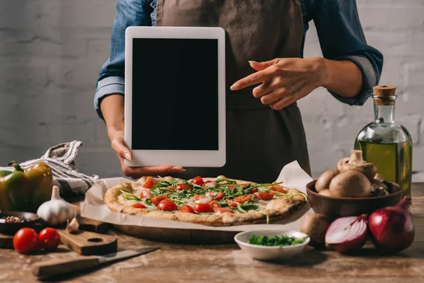 Foto Recortada Bloguero Comida Delantal Apuntando Tableta Con Pantalla Blanco —  Fotos de Stock