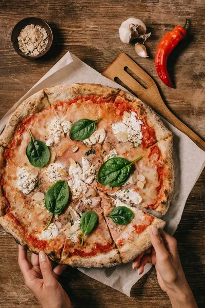 Vue Partielle Femme Prenant Morceau Pizza Sur Une Planche Découper — Photo