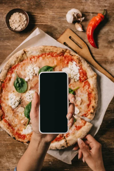 Ahşap Yüzeyde Kagit Üzerinde Pişmiş Pizza Resim Çekmek Gıda Blogger — Stok fotoğraf
