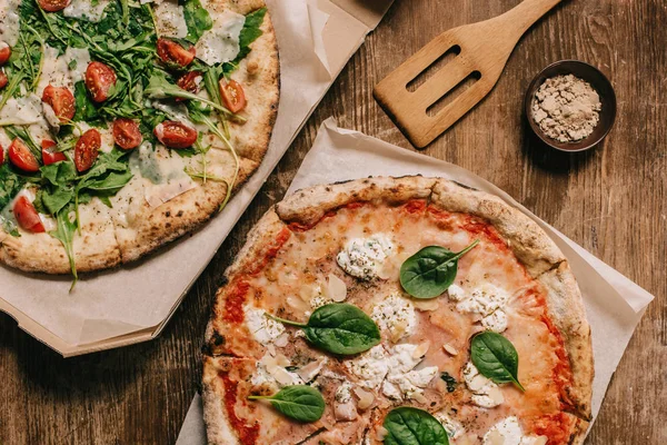 Draufsicht Auf Leckere Italienische Pizzen Auf Hölzerner Tischplatte — Stockfoto