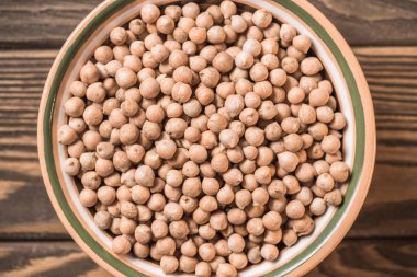 sağlıklı çiğ nohut ile kase üstten görünüm ahşap masa üzerinde