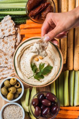 kadın ve kase, pide, görücü usulü humus kısmi görünümünü sebze, kurutulmuş domates ve zeytin kesme