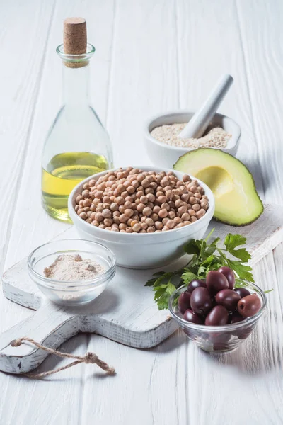 Stäng Upp Raw Kikärter Kryddor Persilja Och Avokado Hummus Ingredienser — Stockfoto
