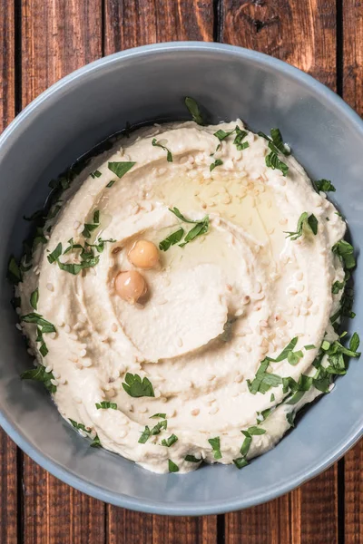 Top View Hummus Parsley Chickpeas Bowl Wooden Tabletop — Free Stock Photo