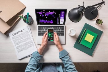 tablo ile sözleşme, ileti örneği ve dizüstü bilgisayar ekranında analiz Infographic ekranda ile pazarlama ile smartphone tutan işadamı kısmi görünümü