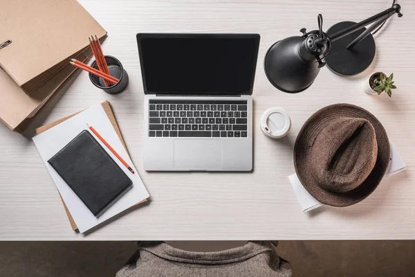 Vista Superior Computadora Portátil Con Pantalla Blanco Sombrero Fedora Taza — Foto de stock gratuita