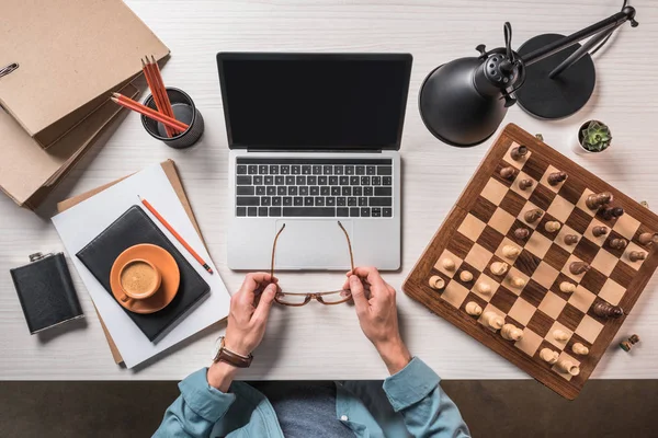 Gedeeltelijke Weergave Van Mannelijke Freelancer Met Bril Zit Aan Tafel — Gratis stockfoto