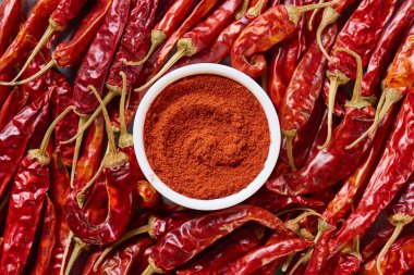 Düzenlenmiş öğütülmüş ve sağlıklı chili biber üstten görünüm