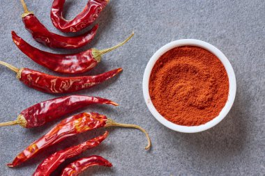 Düzenlenmiş öğütülmüş ve sağlıklı biber üstten görünüm üzerinde gri masa üstü