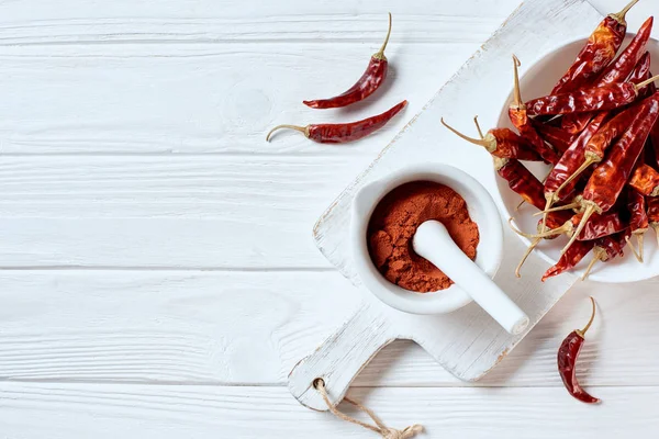 Posa Piatta Con Peperoncino Macinato Mortaio Con Pestello Sul Tagliere — Foto Stock