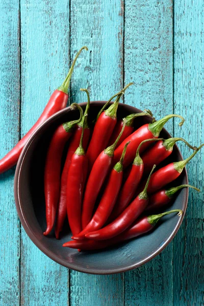Pohled Shora Chutné Červené Chilli Papričky Misce Modré Dřevěný Stůl — Stock fotografie