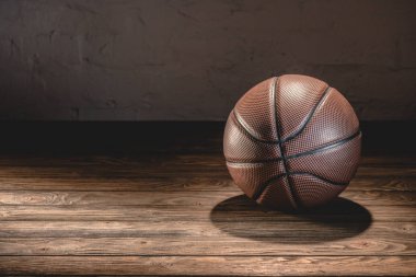 basketbol topu ahşap kahverengi zemin üzerinde