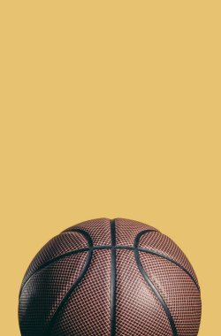 sarı izole kahverengi bir basketbol topu