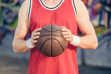 sokakta basketbol topu tutan basketbolcu kırpılmış görüntü