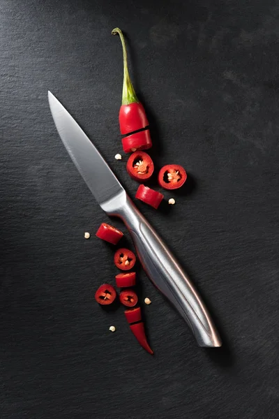 Elevated View Cut Red Ripe Chili Pepper Knife Black Surface — Stock Photo, Image