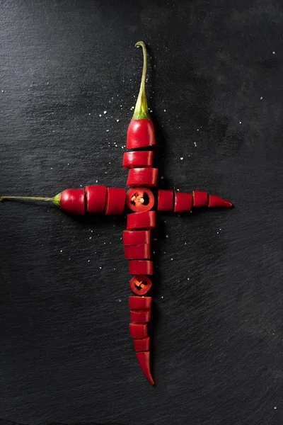 Podniesionymi Widokiem Dwóch Cut Czerwony Dojrzałe Chili Peppers Czarnej Powierzchni — Darmowe zdjęcie stockowe