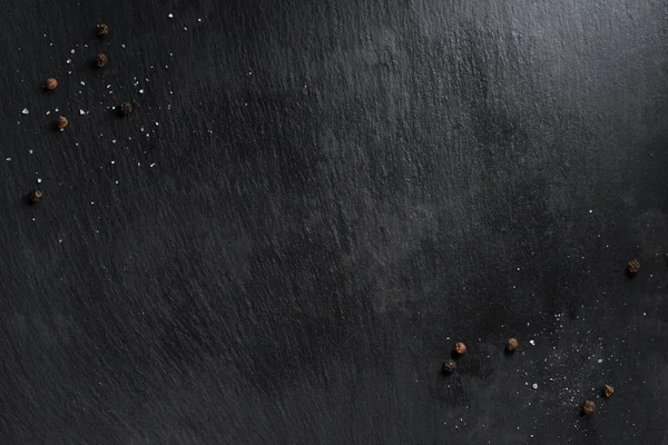 暗い卓上に散在の唐辛子と塩のトップ ビュー — ストック写真