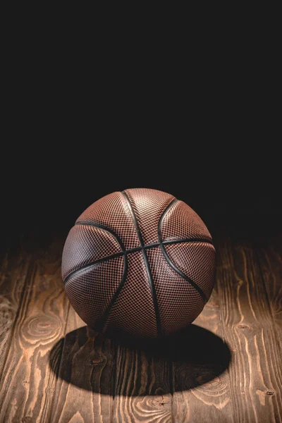 Satu Bola Basket Coklat Lantai Kayu Ruang Gelap — Stok Foto