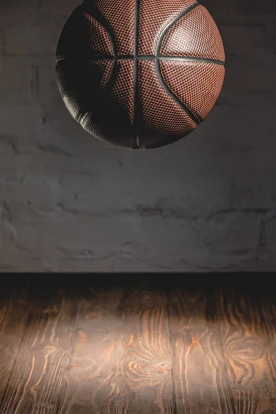 Bola Basquete Marrom Caindo Chão Madeira — Fotografia de Stock