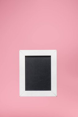 pink izole beyaz çerçeve içinde bir yazı tahtası