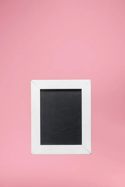 Een Schoolbord Witte Frame Geïsoleerd Roze — Stockfoto