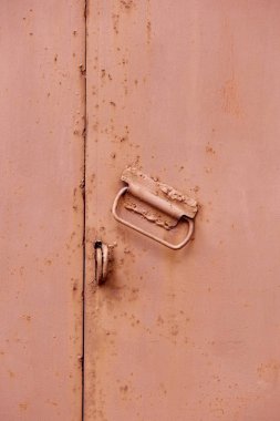 fon olarak aşınmış metal kapı görünümünü kapat