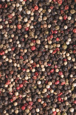 Kurutulmuş aromatik peppercorns arka plan görünümünü tam kare