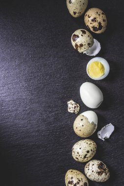 üstten görünüm sağlıklı Bıldırcın yumurta siyah arka plan üzerine pişmiş. 