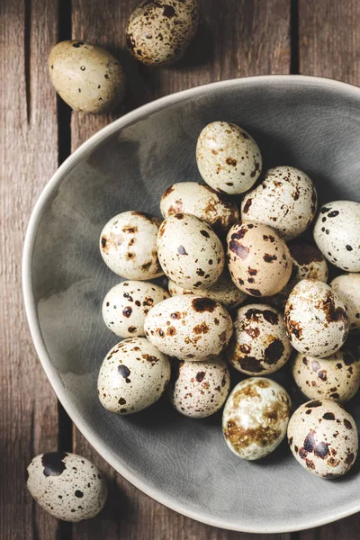 Bovenaanzicht Van Rauwe Biologische Kwartel Eieren Plaat Houten Tafel — Gratis stockfoto