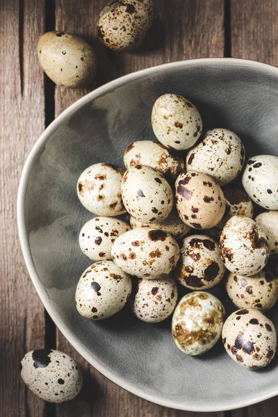 Vue Dessus Des Oeufs Caille Biologiques Crus Sur Table Bois — Photo gratuite