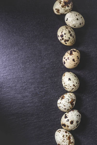 Top View Raw Organic Healthy Quail Eggs Black Background — Free Stock Photo