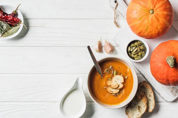 Tumbado Plano Con Calabazas Ajo Rusks Tazón Con Sopa Crema —  Fotos de Stock