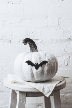 beyaz boyalı halloween kabak yarasa çıkartması beyaz tuğla duvar önünde yakın çekim vurdu