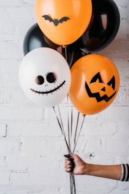 çeşitli Cadılar Bayramı balonlar tutan kadın görüntüsünü kırpılmış