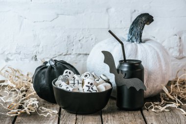 Cadılar Bayramı kompozisyon pumpkins, şekerleme ve kola konservesi ile yakın çekim vurdu