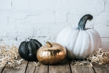 Natürmort çeşitli ahşap yüzey üzerinde halloween pumpkins boyalı