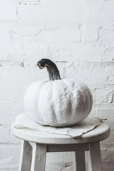 Primer Plano Calabaza Halloween Pintada Blanco Delante Pared Ladrillo Blanco —  Fotos de Stock